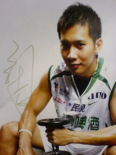 我记得有一个港台明星长得很像这个男孩，有人知道他叫什么名字吗？