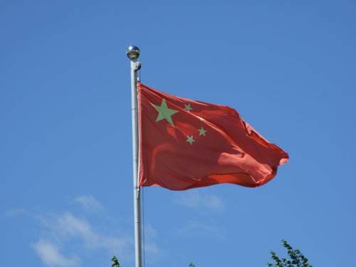 电视剧《五星红旗迎风飘扬》中的主题曲是什么歌？