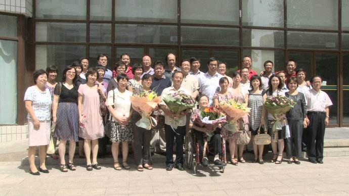 “年青的朋友们，我们来相会……”这是哪首歌的歌词？谁唱的？