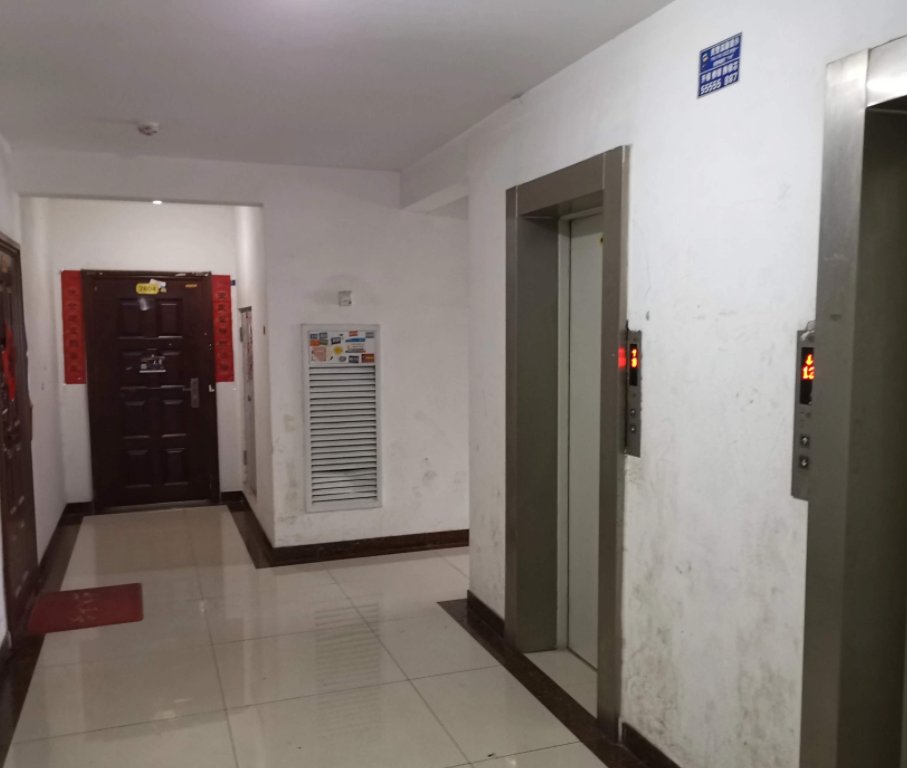 一男子电梯里让路反被群殴骨折，事情的来龙去脉是怎样的？