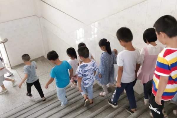 在学校学生上下楼梯要注意什么