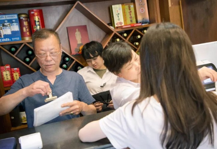 成都餐馆情侣员工秀恩爱被拍下，老板“重罚”必须结婚，对此你有何看法？
