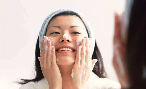 雅漾洁面乳正确用法？免洗意思不需要水洗吗？