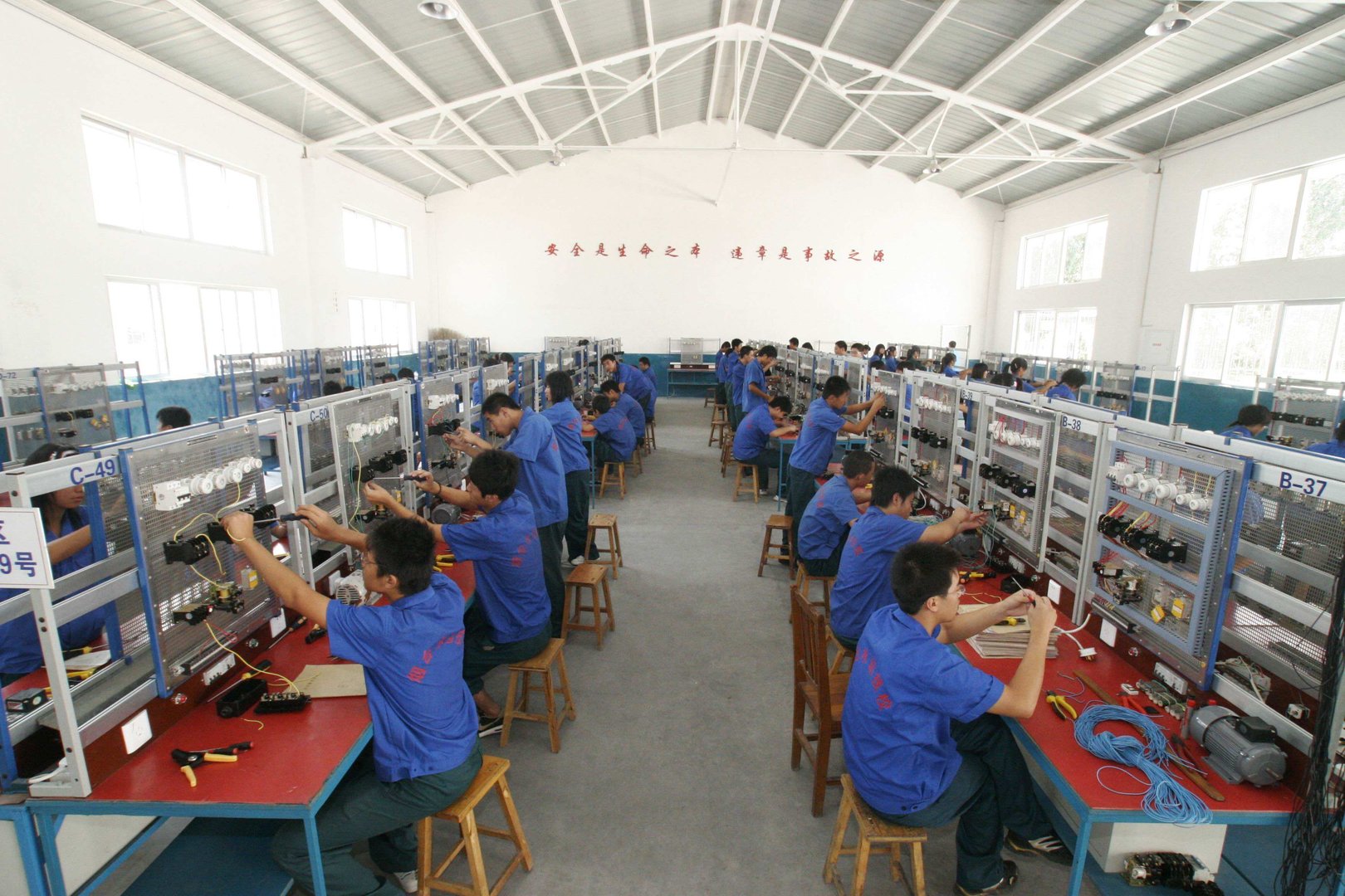 上技校一般一年多少钱？