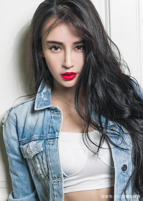 她原本是瑜伽老师,被成龙看中后一炮而红,母其弥雅如今过得怎样?