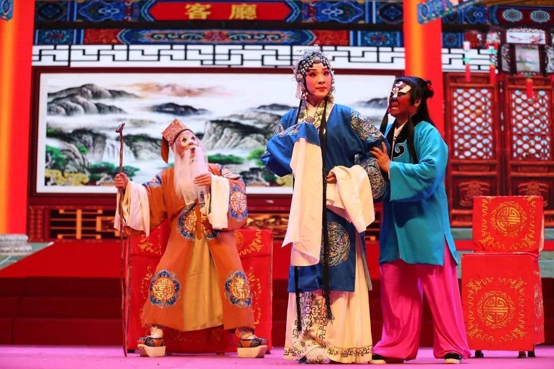 四平调来源于什么曲调什么角色不用，而反四平调只有什么角色专用？