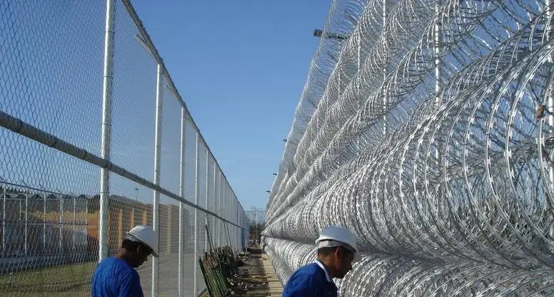 苏州一高速上有工作人员连夜加装刀片防护网，这件事引发了哪些争议？