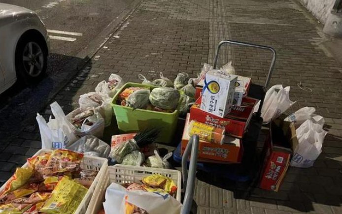 上海一快递员自掏7万元给人买物资，这位快递小哥身上体现出哪些正能量？