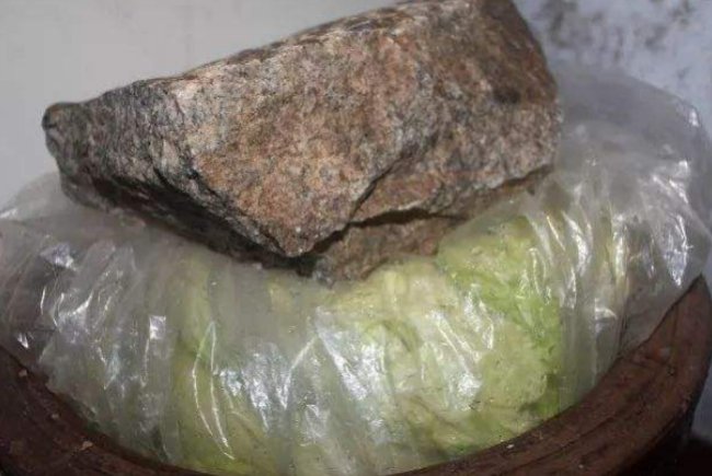 苹果扑通一声掉在地上。