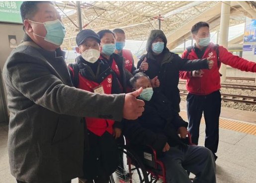 深圳街头拾荒的破产董事长已被儿子接回，他到底经历了怎样的起落