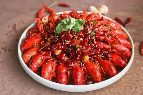 男子点一盘龙虾，吃着吃着龙虾竟动了，它的生命力有多旺盛？