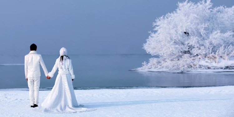 要是新人在冬季拍婚纱照，婚纱里面下身该穿什么？