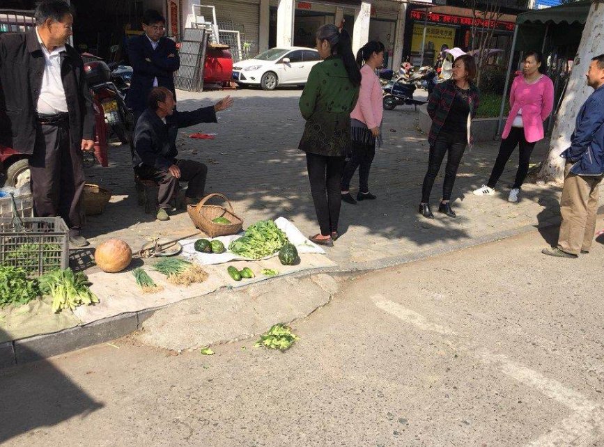 大妈以收垃圾为由拿走孩子零食，你如何看待这件事情？