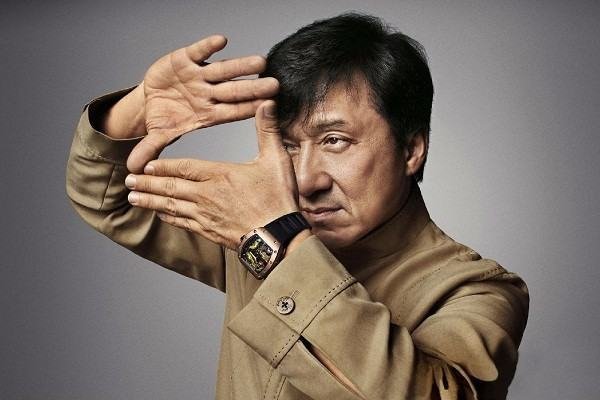 成龙低调现身超市购物，独自推购物车接地气，如何看待明星这种态度呢？