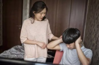 老师当着全班的面说我孩子笨蛋，老师做得对吗？