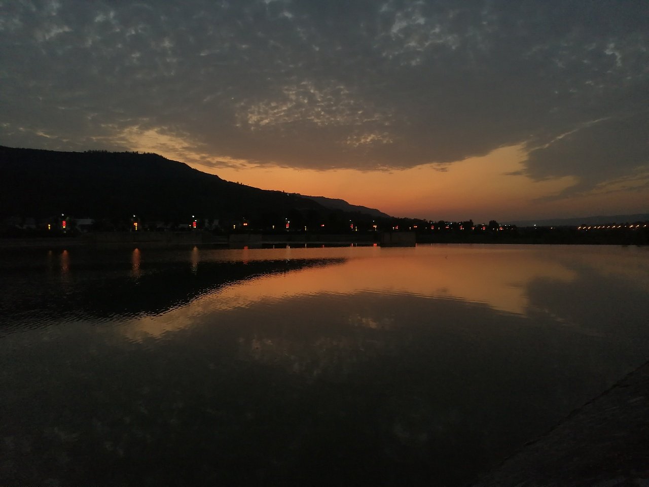 秋天那么美，诗词句句醉人心，古诗里是如何形容秋水长天的？