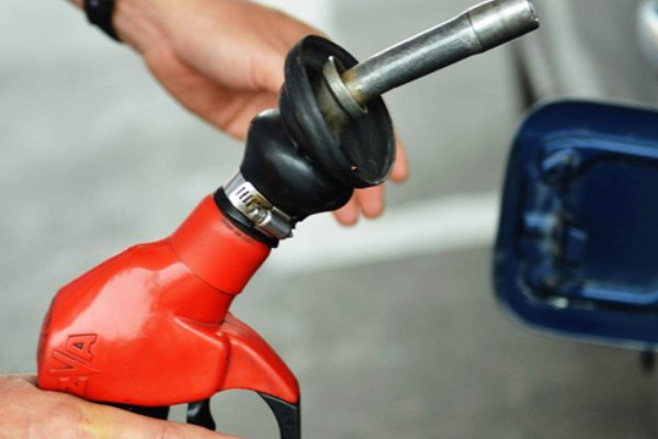 国内油价上调，加满一箱油多花9元，导致石油上涨的原因是什么？