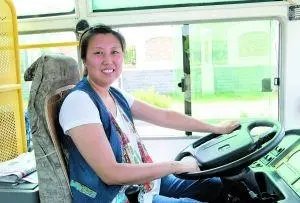 公交女司机闲暇时间在车内健身，高难度动作震惊网友，她究竟是怎么锻炼的？