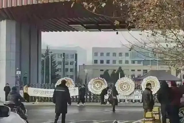 曝西安一高校19岁学生死在宿舍，校方对此事做出了怎样的回应？