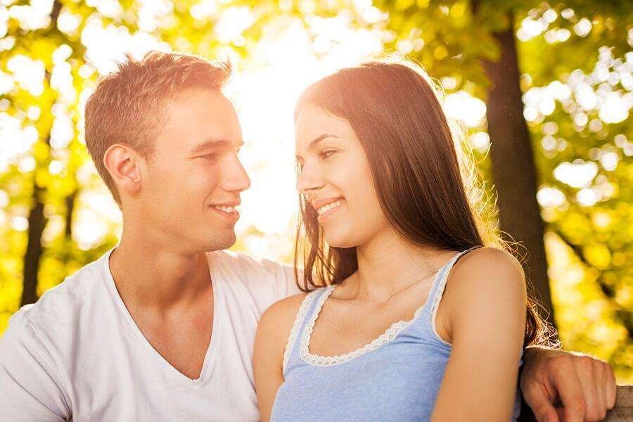 一个人爱你的是什么表现，什么是爱情？