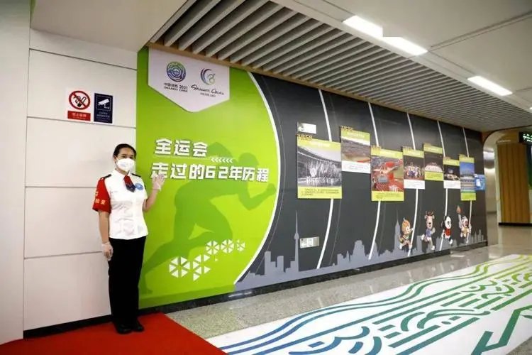 目击者讲述女子被西安地铁保安拖拽过程，这个过程是什么样的？