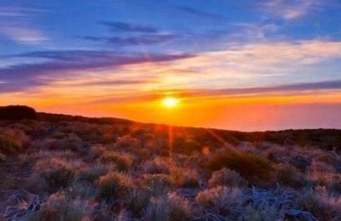 飞机遇强气流，女乘客伸手默默保护下蹲避险空姐，如何看待她的这番善举？