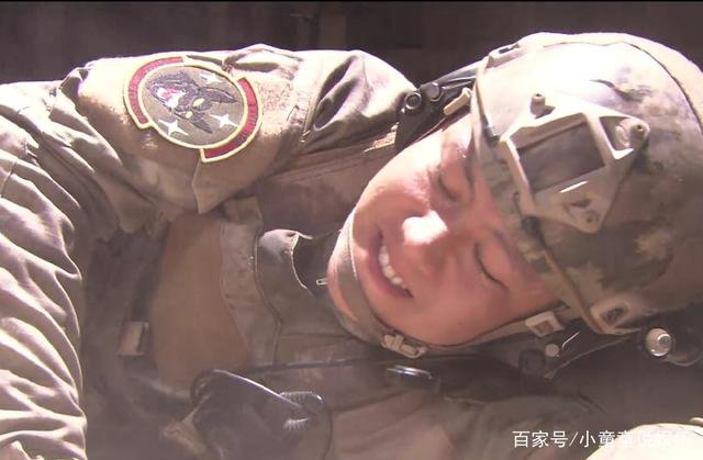 一个特种兵单挑普通女兵不过，二打一，这下有看头了