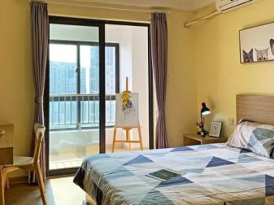 郑州一女房东主动给45名租户免租一个月，如何评价她的善举？