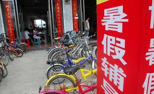 人民日报评校内减负校外增负，这种现象该如何遏制？