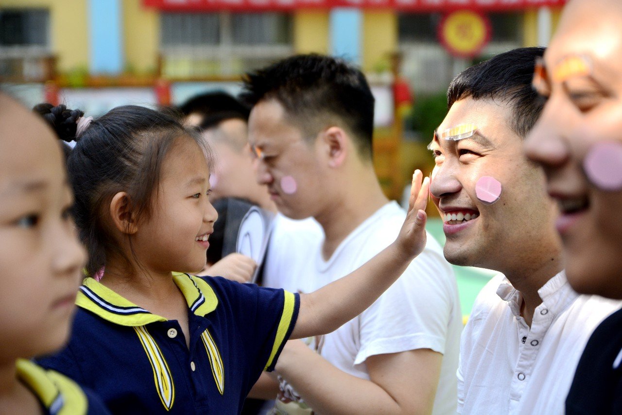 云南一男孩被铁链套脖锁树旁，这个男孩为何会受到此待遇？