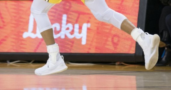 抖音评论里说的白色战靴什么意思?