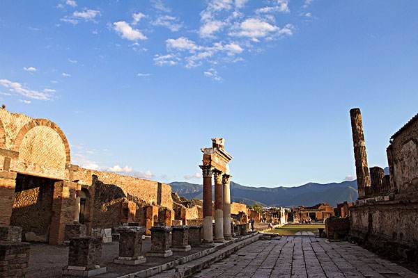 庞贝古城发现2000年前人类遗骸，他们死于什么灾难？