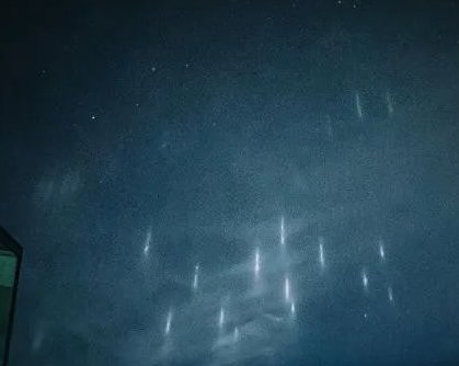 神秘光柱出现在日本上空，似外星舰队，到底是什么?