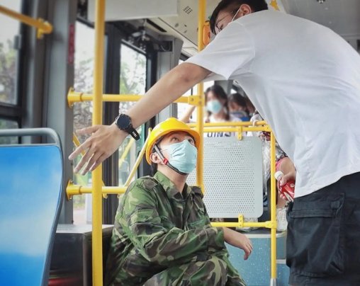 农民工怕弄脏座位坐地上车长一把扶起，对此你怎么看？