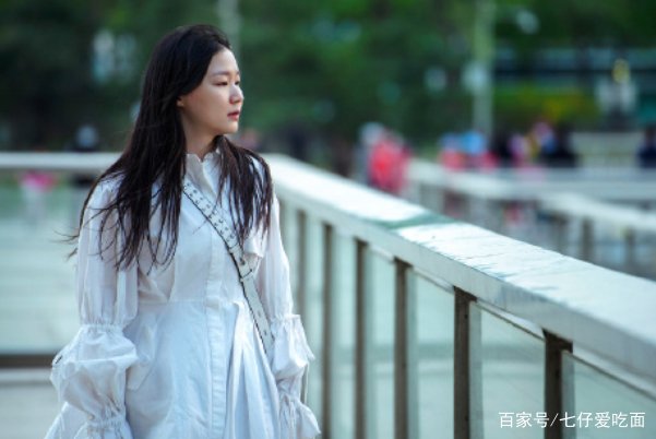 电视剧我在他乡挺好的中，胡晶晶是怎么样死的？