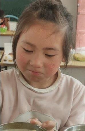 河南女孩打包午餐鸡腿给自己的妈妈真暖心，有个体贴女儿是一种怎样的体验？