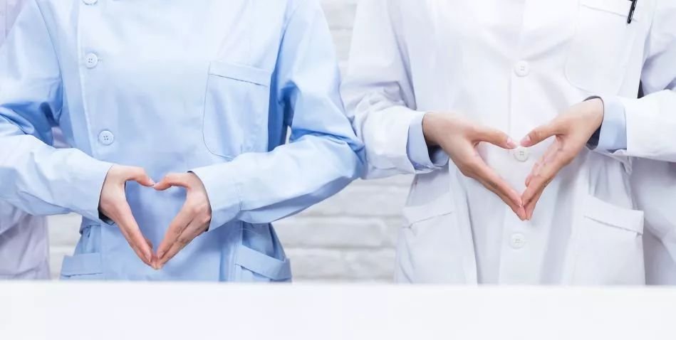 甘肃一美术老师在卷纸上画抗疫连环画，画面上出现了哪些感人瞬间？