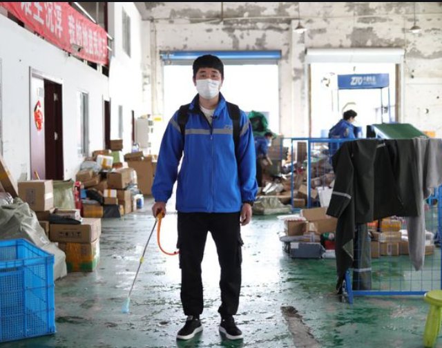 上海一快递员自掏7万元给人买物资，这位快递小哥身上体现出哪些正能量？