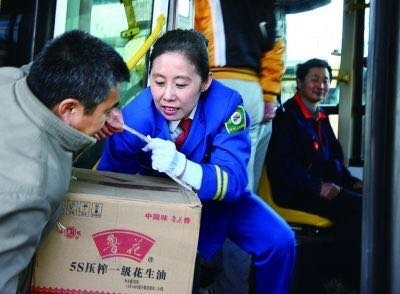 河南一女售票员坐在男乘客大腿上,她为何“借腿”休息?