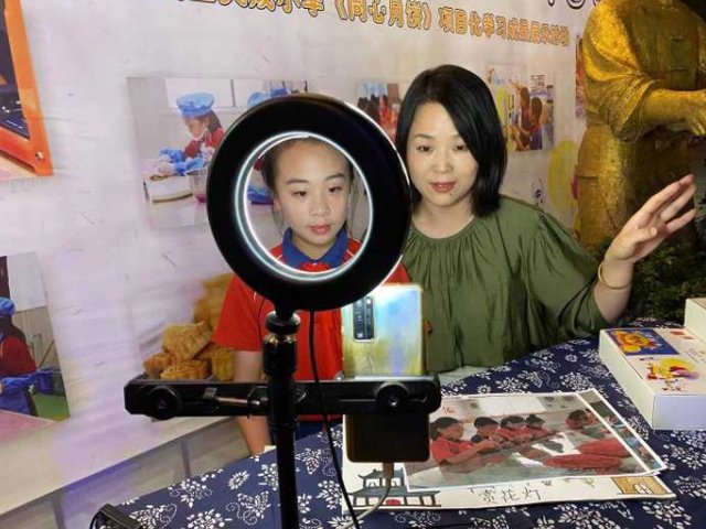 浙江小学生自制月饼售卖筹款助学，你如何看待他们的举动？