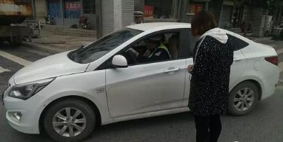 没油了!晚高峰广东女子把车停路中间,交警如何认定的?