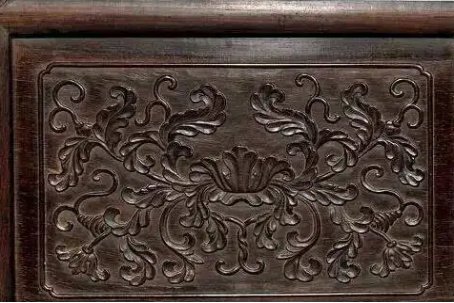 我国传统家具上常有牡丹和荷花-|||-瓶子相配的图案,寓意是