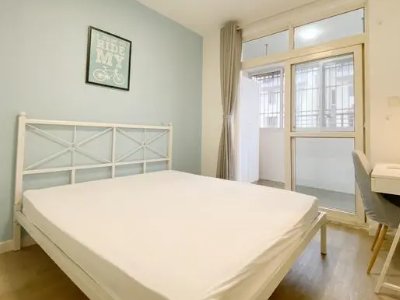 郑州一女房东主动给45名租户免租一个月，如何评价她的善举？