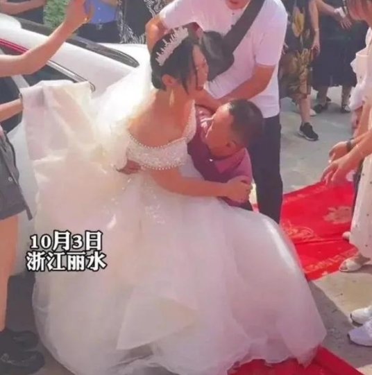 新娘回应14岁儿子抱自己出嫁：过好自己的生活，为何有的人二婚会更幸福？