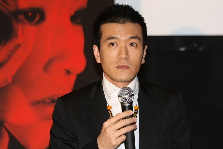 杨子现身直播间带货,一旁的女助理却出言不逊,引发网友热议!你怎么看?