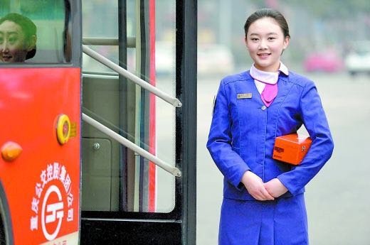 河南一女售票员坐在男乘客大腿上,她为何“借腿”休息?