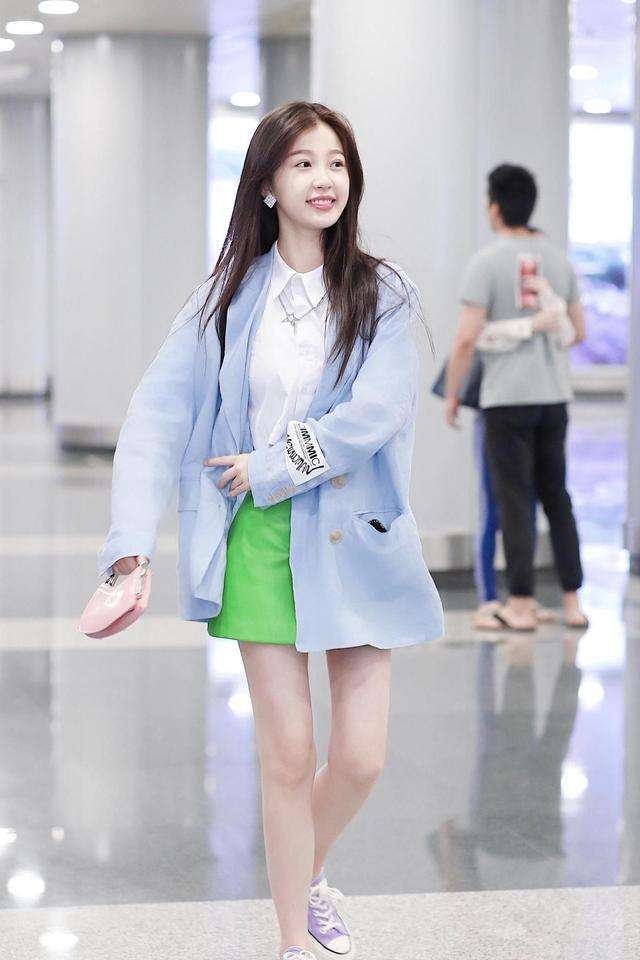 虞书欣保护孔雪儿却险被扑倒，她对朋友有多好？