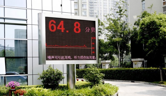 我住一楼，每天早上都有几个大爷大妈在我窗户下面聊天，声音很大，吵的我没办法睡觉，怎么办？