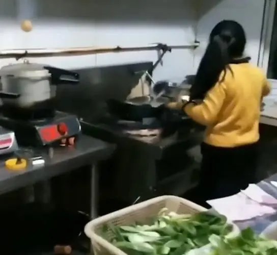 临近开学，杭州9岁女孩成天钻研厨艺，孩子妈妈为何却很发愁？