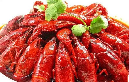 男子点一盘龙虾，吃着吃着龙虾竟动了，它的生命力有多旺盛？